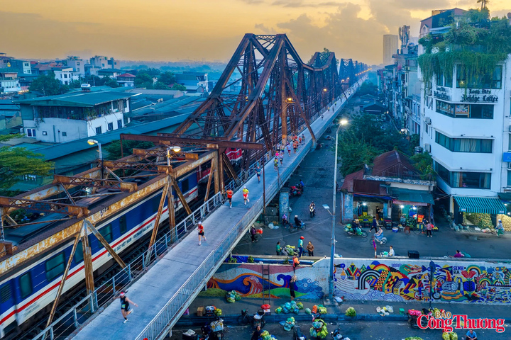 Cầu Long Biên trong ánh bình minh, chứng kiến những bước chạy bền bỉ của các vận động viên VPIM 2026.
