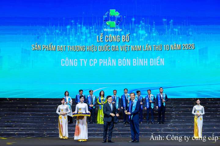Ông Phan Văn Tâm - Phó TGĐ Cty Cổ phần phân bón Bình Điền nhận biểu trưng Thương hiệu quốc gia năm 2026.