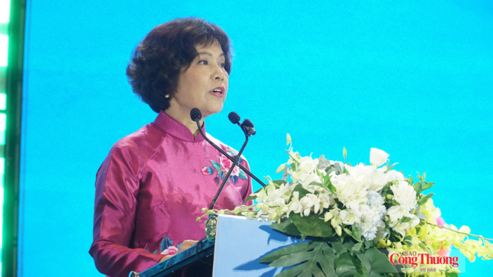 Bà Cao Thị Ngọc Lan, Phó Chủ tịch Thường trực Hiệp hội Du lịch Việt Nam phát biểu tại chương trình