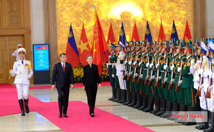 Thủ tướng Lê Minh Hưng và Thủ tướng Liechtenstein Brigitte Haas duyệt Đội danh dự Quân đội Nhân dân Việt Nam.