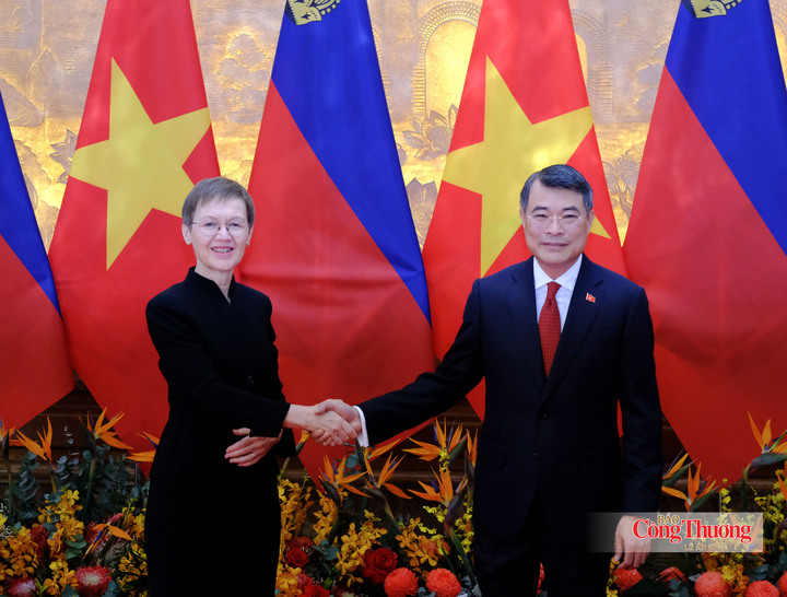 Thủ tướng Lê Minh Hưng và Thủ tướng Liechtenstein Brigitte Haas chụp ảnh chung.