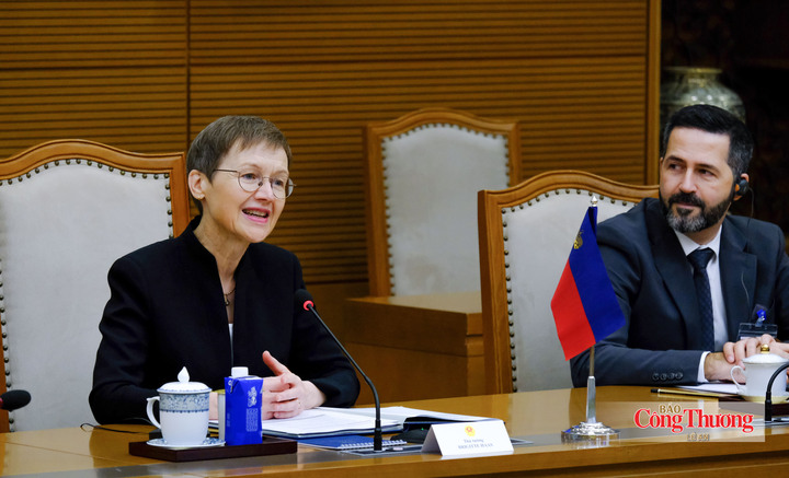 Thủ tướng Liechtenstein Brigitte Haas phát biểu.
