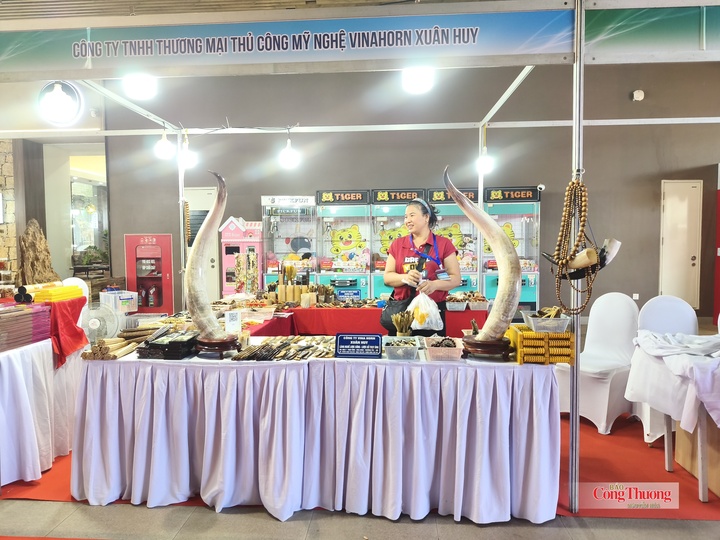 Gian hàng của Công ty TNHH Thương mại thủ công mỹ nghệ Vinahorn Xuân Huy tại Tuần kết nối hợp tác bền vững do Bộ Công Thương tổ chức tại Hà Nội vào tháng 7/2026.