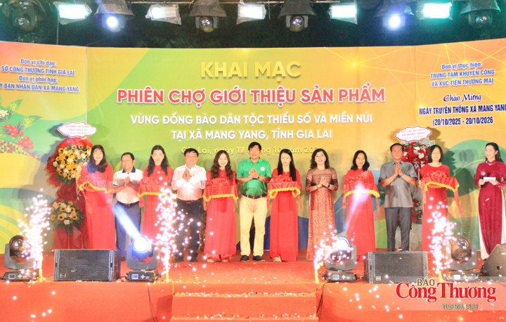 Các đại biểu cắt băng khai mạc Phiên chợ giới thiệu sản phẩm vùng đồng bào dân tộc thiểu số và miền núi năm 2026.