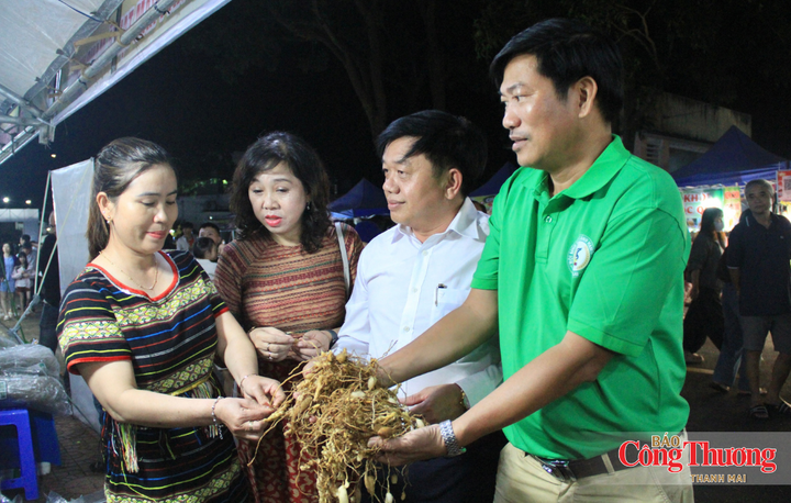Các đại biểu tham quan gian hàng sau lễ khai mạc.