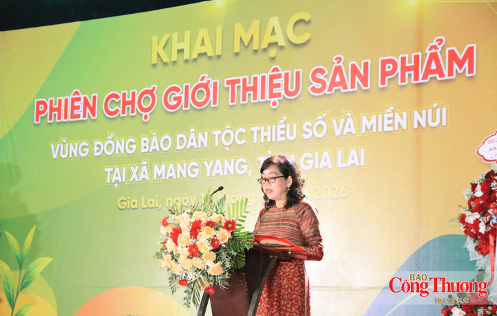 Bà Nguyễn Thị Bích Thu, Giám đốc Trung tâm Khuyến công và Xúc tiến thương mại (Sở Công Thương Gia Lai) phát biểu tại lễ khai mạc.