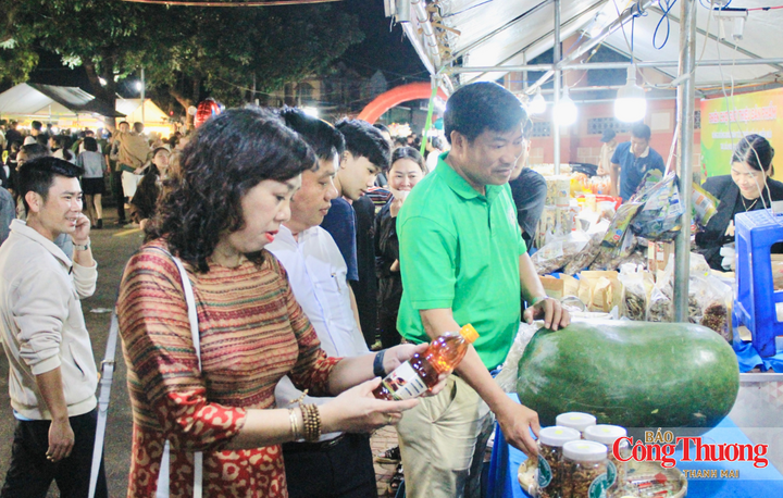 Các đại biểu tham quan sản phẩm trưng bày tại phiên chợ.