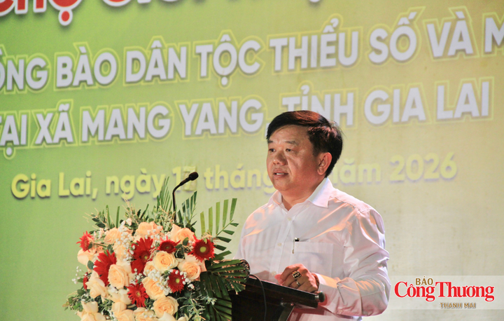 Ông Võ Lê Xuân Thiện, Chủ tịch UBND xã Mang Yang phát biểu khai mạc.