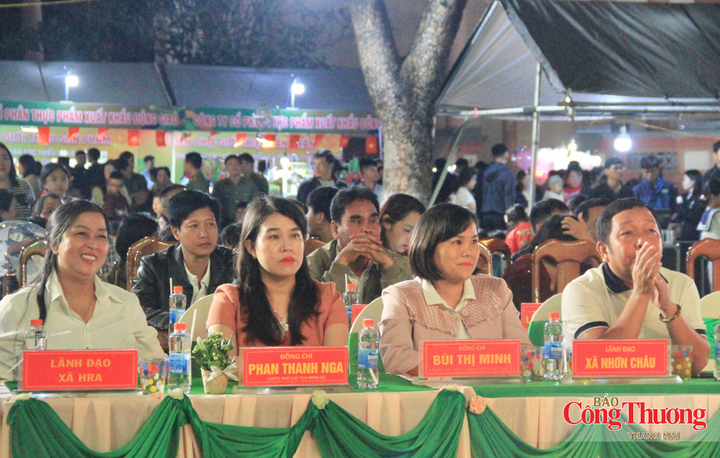 Các đại biểu tham dự lễ khai mạc.