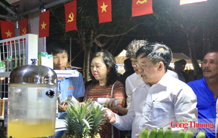 Không chỉ là nơi trưng bày, giới thiệu và mua bán sản phẩm, phiên chợ còn tạo không gian trải nghiệm văn hóa, ẩm thực đặc trưng của địa phương.