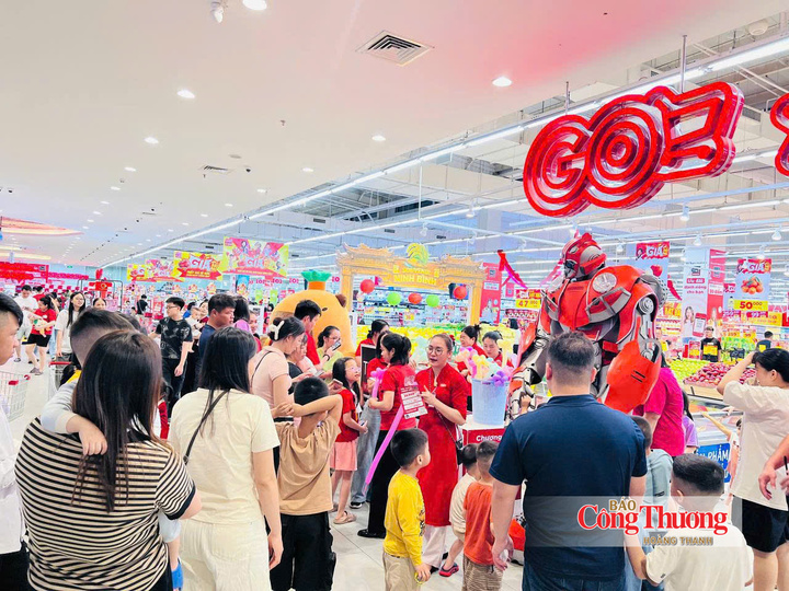 Khách hàng mua sắm tại siêu thị Go!.