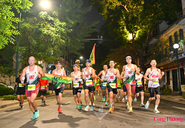 Những runner kiên trì hoàn thành cự ly đầu tiên, những người bạn chạy bên nhau đến những kilomet cuối cùng và cuối cùng tại vạch đích được những cổ động viên đứng bên đường chờ đón từng bước chân.
