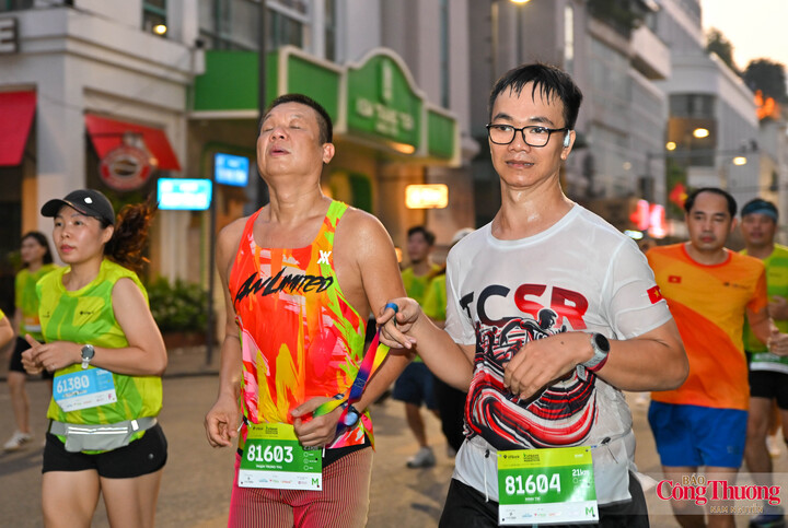 VĐV khiếm thị Phạm Trung Thu (áo đỏ giữa) cùng đồng đội trinh phục nội dung 21 km.