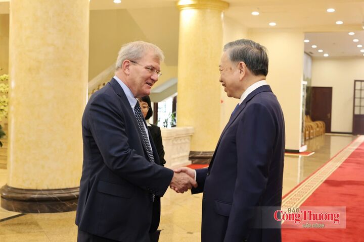 Tổng Bí thư, Chủ tịch nước Tô Lâm cùng các đối tác nước ngoài bên lề lễ ký kết.