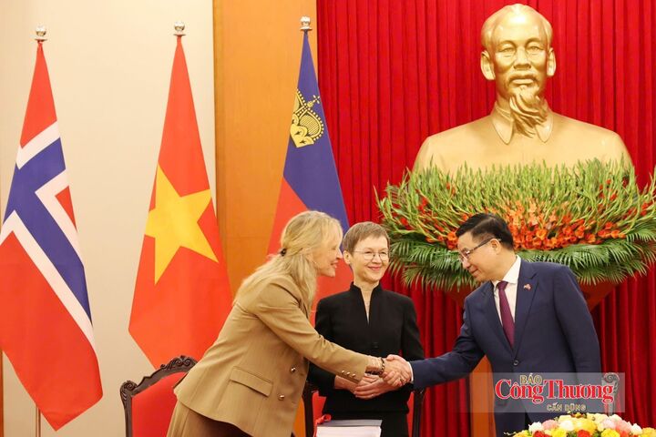 Bộ trưởng Lê Mạnh Hùng và bà Brigitte Haas, Thủ tướng kiêm Bộ trưởng Bộ Tài chính Liechtenstein bên lề lễ ký kết.