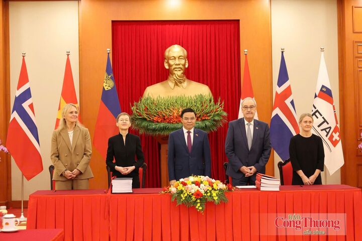 Bộ trưởng Bộ Công Thương Lê Mạnh Hùng cùng ngài Guy Parmelin, Tổng thống kiêm Bộ trưởng Bộ Kinh tế Thụy Sĩ; bà Brigitte Haas, Thủ tướng kiêm Bộ trưởng Bộ Tài chính Liechtenstein; bà Þorgerður Katrín Gunnarsdóttir, Bộ trưởng Bộ Ngoại giao Iceland và bà Astrid Bergmål, Quốc vụ khanh Bộ Ngoại giao Na Uy.