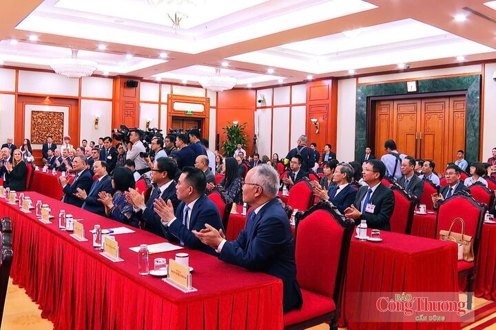 Các đại biểu trong nước và nước ngoài tham gia lễ ký kết.