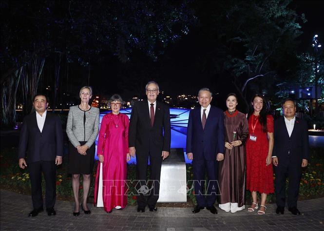 Tổng Bí thư, Chủ tịch nước Tô Lâm và Phu nhân cùng Tổng thống Thụy Sĩ Guy Parmelin và Phu nhân chụp ảnh chung với các đại biểu cạnh chiếc "Đồng hồ hoa Thuỵ Sĩ" khổng lồ bên hồ Hoàn Kiếm - món quà ý nghĩa của Thị trưởng thành phố Bern (Thụy Sĩ) dành tặng Thủ đô Hà Nội nhân dịp Đại lễ 1.000 năm Thăng Long - Hà Nội (năm 2010). Ảnh: Thống Nhất - TTXVN