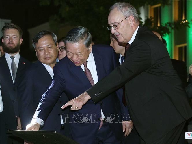 Tổng Bí thư, Chủ tịch nước Tô Lâm và Tổng thống Thụy Sĩ Guy Parmelin trao đổi về câu chuyện chiếc "Đồng hồ hoa Thuỵ Sĩ" khổng lồ bên hồ Hoàn Kiếm - món quà ý nghĩa của Thị trưởng thành phố Bern (Thụy Sĩ) dành tặng Thủ đô Hà Nội nhân dịp Đại lễ 1.000 năm Thăng Long - Hà Nội (năm 2010). Ảnh: Thống Nhất - TTXVN