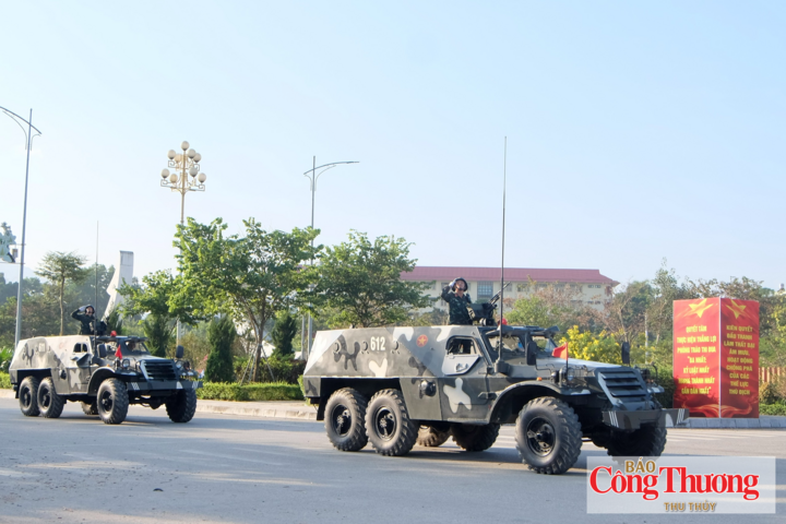 Diễu hành của lực lượng vũ trang tỉnh.
