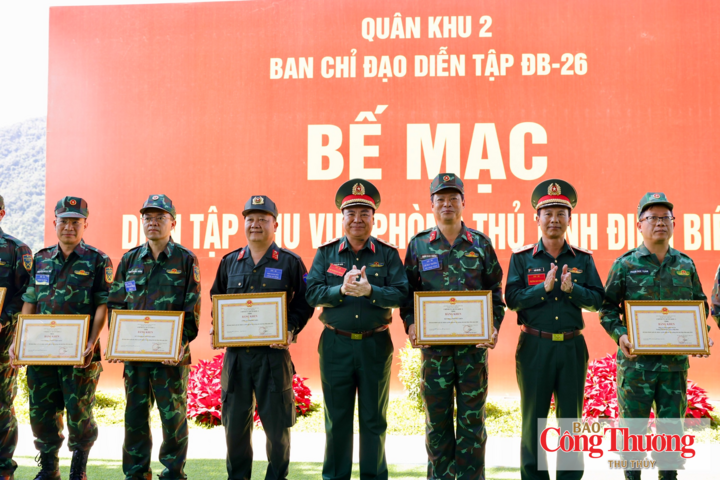 Lãnh đạo Quân khu 2 tặng Bằng khen cho các tập thể đã có thành tích xuất sắc trong diễn tập KVPT tỉnh năm 2026.