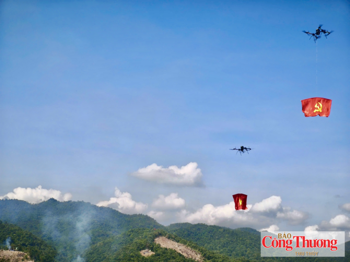 Hình ảnh lá cờ Đảng, cờ Tổ quốc bay trên bầu trời Điện Biên kết thúc thành công lễ diễn tập KVPT.