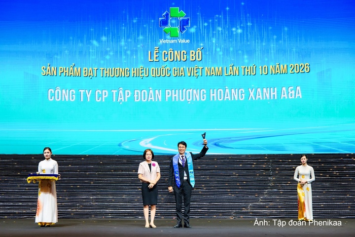Đại diện Tập đoàn Phenikaa nhận cúp Thương hiệu quốc gia 2026.