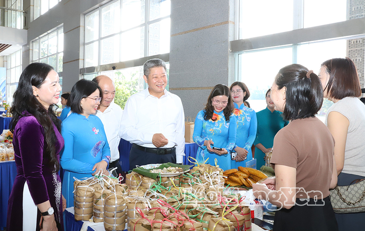 Phó Bí thư Tỉnh ủy, Chủ tịch UBND tỉnh Hưng Yên Nguyễn Mạnh Quyền và các đại biểu tham quan các gian trưng bày sản phẩm làng nghề, sản phẩm OCOP của các doanh nghiệp, hợp tác xã do phụ nữ làm chủ.