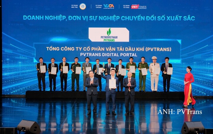 Ông Bùi Đình Giang, Giám đốc Chuyển đổi số, Trưởng Ban An toàn, Khoa học công nghệ và Chuyển đổi số PVTrans, đại diện Tổng công ty nhận giải thưởng “Doanh nghiệp chuyển đổi số xuất sắc” tại Vietnam Digital Awards 2026. Ảnh: PVTrans