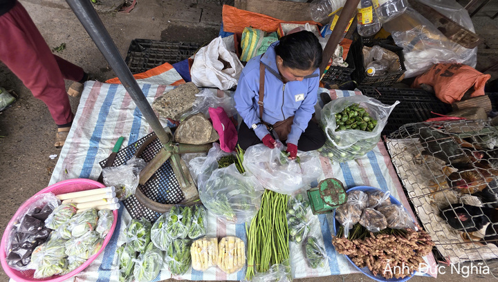 Chị Hồ Thị Ta Hơn (sinh năm 1973, trú tại thôn Ka Tăng, xã Lao Bảo) cho biết, đã buôn bán ở khu chợ này gần 10 năm nay. Các mặt hàng chị bán đều được người dân địa phương tự tay trồng lấy và việc mua đi, bán lại với giá phải chăng, phù hợp với túi tiền nhiều người.