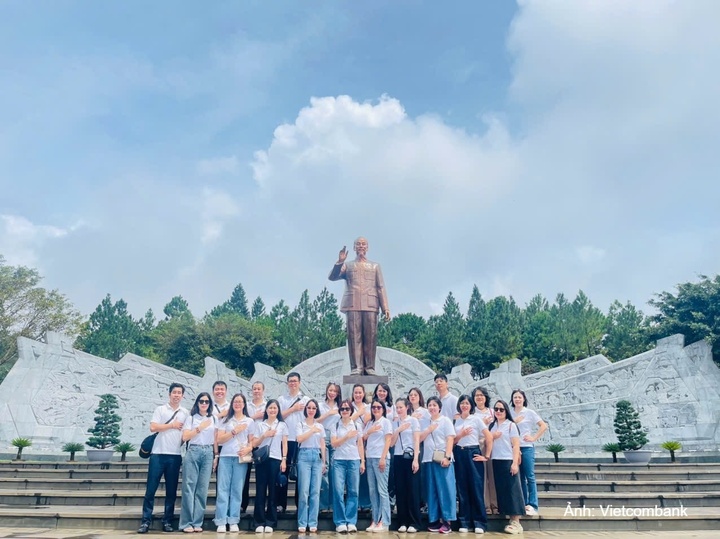 Chi bộ 4, trực thuộc Đảng bộ trụ sở chính Vietcombank, tổ chức chuyến đi về nguồn và dâng hoa tại Tượng đài Bác Hồ với các dân tộc Tây Nguyên giữa Quảng trường Đại Đoàn Kết, phường Pleiku, tỉnh Gia Lai.