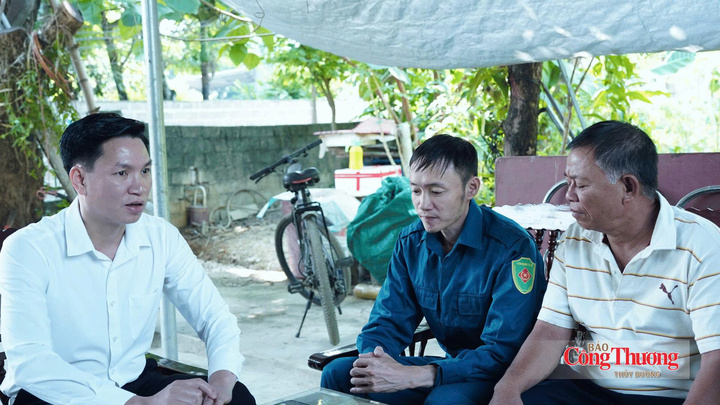 Ông Trương Quang Hảo, Phó Chủ tịch UBND xã Phù Yên (bên trái) cùng anh Bạt Tam Nhị, Bí thư Chi bộ kiêm Trưởng bản Trường Thượng, xã Phù Yên (giữa) đến nhà từng người dân trong bản làm công tác tuyên truyền, vận động.