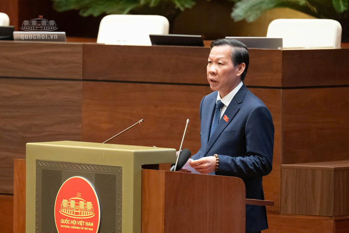 Chủ nhiệm Ủy ban Kinh tế và Tài chính Phan Văn Mãi trình bày báo cáo thẩm tra. Ảnh: Quochoi.vn