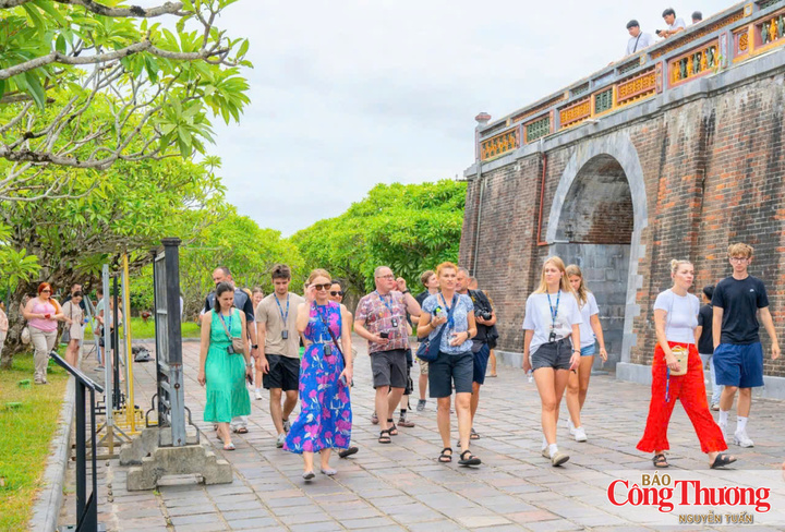 Du khách nước ngoài tham quan khu vực Đại nội Huế