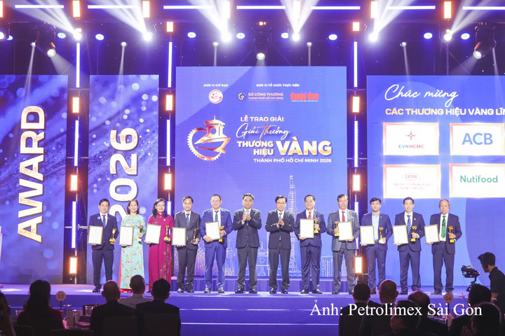 Chủ tịch Petrolimex Sài Gòn Võ Văn Tân (thứ 4 từ phải sang) cùng đại diện các doanh nghiệp nhận giải thưởng trong lĩnh vực thương mại - bán buôn - bán lẻ.