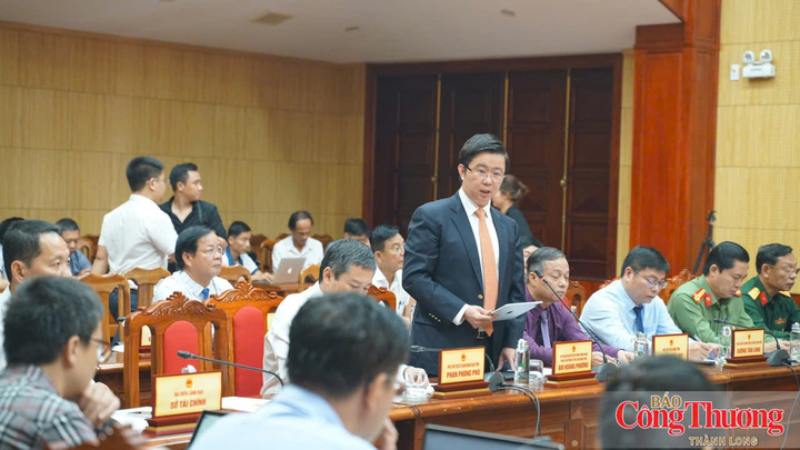 Ông Bùi Hoàng Phương- Chủ tịch UBND tỉnh Quảng Trị phát biểu tại buổi làm việc