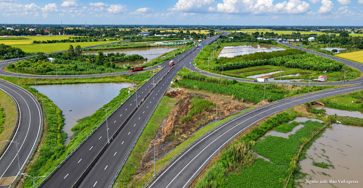 Hạ tầng giao thông kết nối đồng bộ là mắt xích huyết mạch giúp các cụm công nghiệp rút ngắn thời gian vận chuyển, lưu thông hàng hóa và gia tăng sức hút với nhà đầu tư.