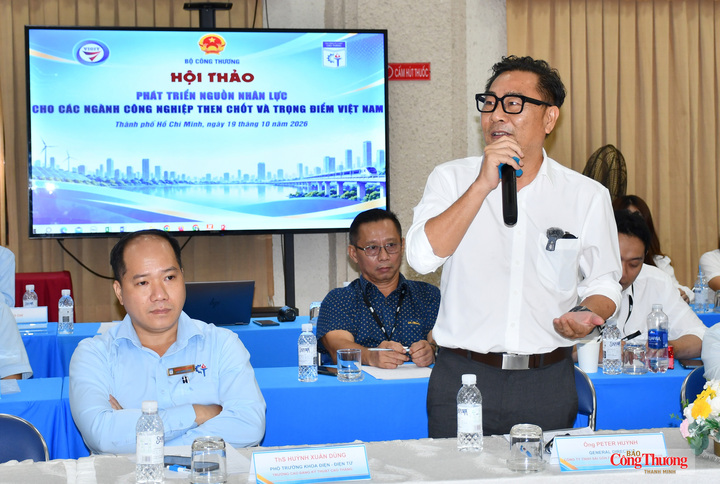 Đại biểu trao đổi và đóng góp ý kiến tại hội thảo.
