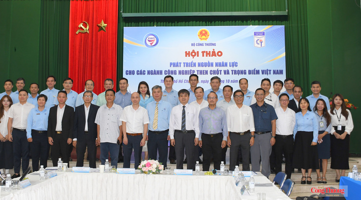 Các đại biểu tham dự hội thảo.