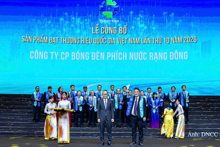 Ông Nguyễn Hoàng Kiên – Phó Tổng Giám đốc Công ty Cổ phần Bóng đèn Phích nước Rạng Đông nhận biểu trưng Thương hiệu quốc gia Việt Nam 2026 tại lễ công bố.