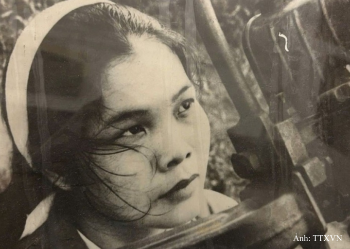 Bà Phạm Thị Viễn, công nhân Nhà máy Cơ khí Mai Động, nữ tự vệ chít khăn tang bên mâm pháo thời chống Mỹ.