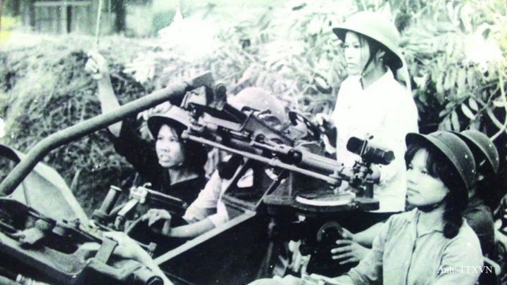Trung đội tự vệ nữ Nhà máy Liên hợp Dệt Nam Định trực chiến tại trận địa nhà máy.