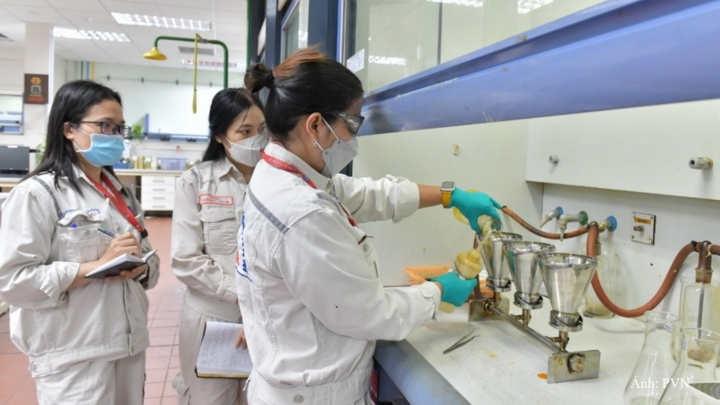 Nữ cán bộ, công nhân viên Công ty Cổ phần Lọc hóa dầu Bình Sơn (BSR) trong phòng thí nghiệm.