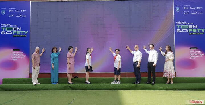 Bấm nút Chương trình “Teen Safety School Tour 2026 - An toàn số cho em”