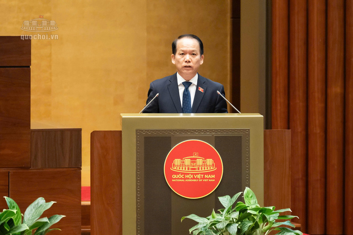 Bộ trưởng Bộ Tư pháp Hoàng Thanh Tùng trình bày Tờ trình tóm tắt về dự án Luật Nuôi con nuôi (sửa đổi).