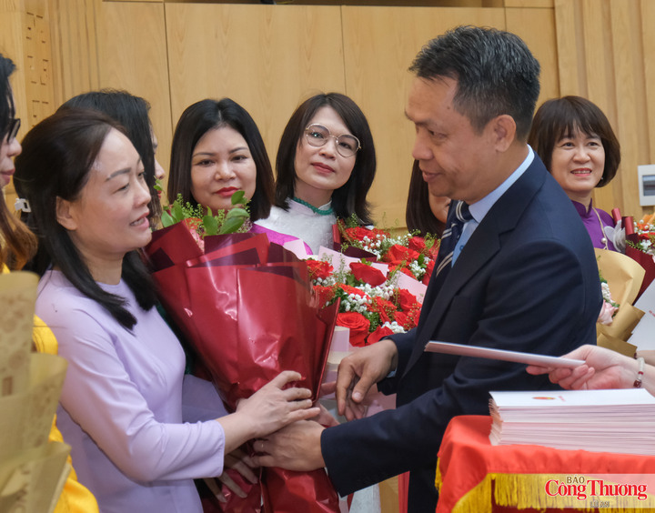 Thứ trưởng Nguyễn Việt Sơn tặng hoa chúc mừng nữ lãnh đạo các đơn vị thuộc Bộ Công Thương.