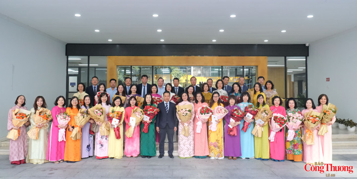 Thứ trưởng Nguyễn Việt Sơn; Thứ trưởng Phan Thị Thắng chụp ảnh cùng các đại biểu, nữ lãnh đạo đơn vị trực thuộc tại trụ sở Bộ Công Thương.