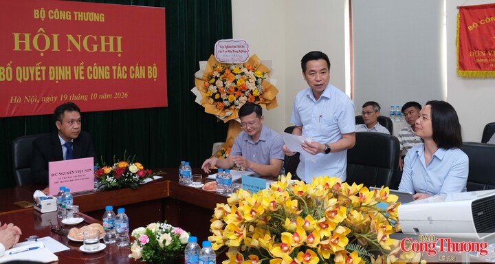 Phó Vụ trưởng Vụ Tổ chức cán bộ Nguyễn Thế Hiếu đã công bố Quyết định của Bộ trưởng Bộ Công Thương về công tác cán bộ.