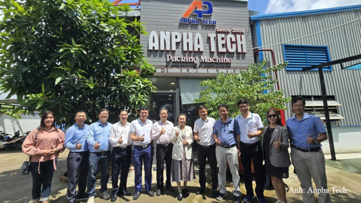 Hiệp hội cơ khí thành phố tham quan và chụp ảnh lưu niệm tại Anpha Tech.