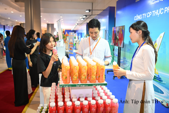 Khách hàng ghé gian trưng bày của TH tại Lễ công bố Thương hiệu quốc gia 2026 bày tỏ sự quan tâm và thích thú khi được trải nghiệm sản phẩm.